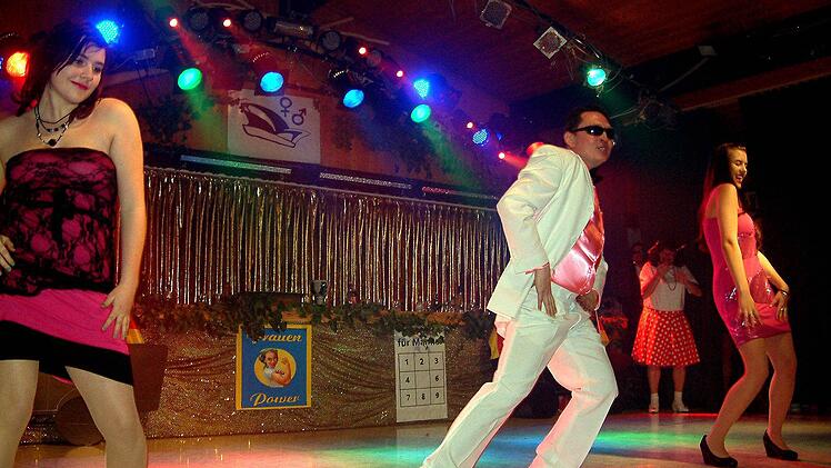 Elferratspräsident Manfred Gehring zeigte mit den Saaldienerinnen Lea Beckenbauer (links) und Jessy Seelmann sein tänzerisches Können.