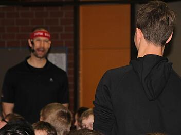 Der Motivationstrainer pickte sich einzelne Schüler heraus, die er forderte. Fotos: Ulrike Müller