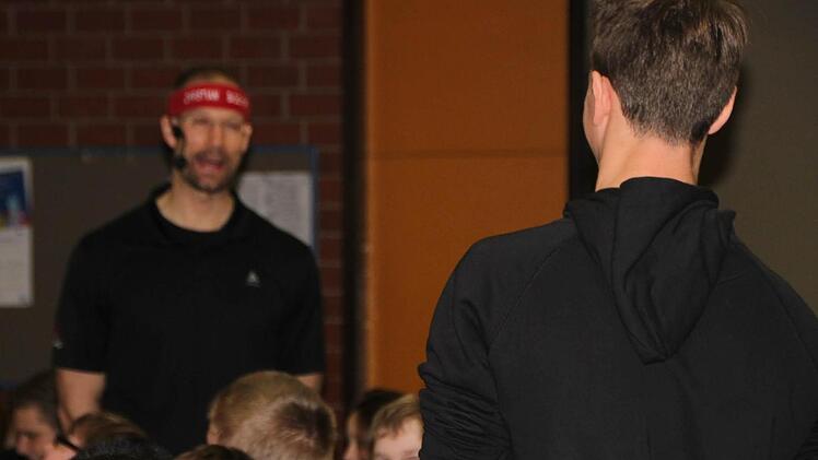 Der Motivationstrainer pickte sich einzelne Schüler heraus, die er forderte. Fotos: Ulrike Müller