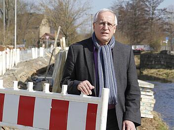 Die Baustelle in Drosendorf wird sein Nachfolger einweihen. Trotzdem schaut Bürgermeister Johann Bäuerlein noch nach dem Rechten, seine Amtszeit endet schließlich erst am 30. April. Am Sonntag wird bereits der Neue gewählt (unten). Foto: Sebastian Martin