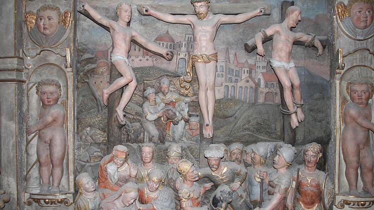 Eine weitere Ansicht des Epitaphs, die von unten kaum erkennbar ist.