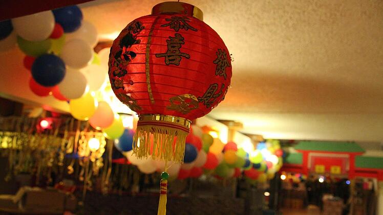 Chinesische Lampions vervollständigen die Deko.Foto: Miriam Hegner