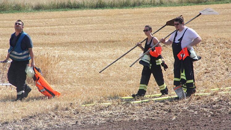 Ein Feld direkt brannte am Freitagnachmittag am ersten Windrad der WEA Windheim. Foto: Arnold Nöth