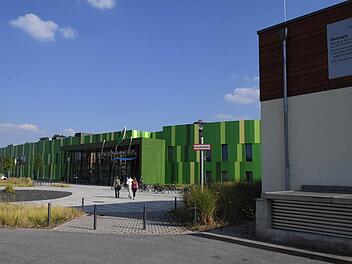 Das Sport- und Freizeit Bad in Bamberg besteht seit 2011. Damals wurde das Bambados für fast 32 Millionen Euro errichtet - jede Menge Technik steckt darin (rechts im Bild das Blockheizkraftwerk). Foto: Ronald Rinklef