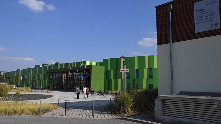 Das Sport- und Freizeit Bad in Bamberg besteht seit 2011. Damals wurde das Bambados für fast 32 Millionen Euro errichtet - jede Menge Technik steckt darin (rechts im Bild das Blockheizkraftwerk). Foto: Ronald Rinklef