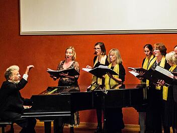 Der israelische Komponist und Pianist Issak Tavior und der Zamir-Chor Bayreuth gestalteten ein Gedenkkonzert im Coburger Haus Contakt. Foto: Jochen Berger