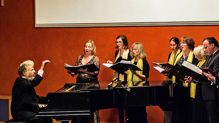 Der israelische Komponist und Pianist Issak Tavior und der Zamir-Chor Bayreuth gestalteten ein Gedenkkonzert im Coburger Haus Contakt. Foto: Jochen Berger