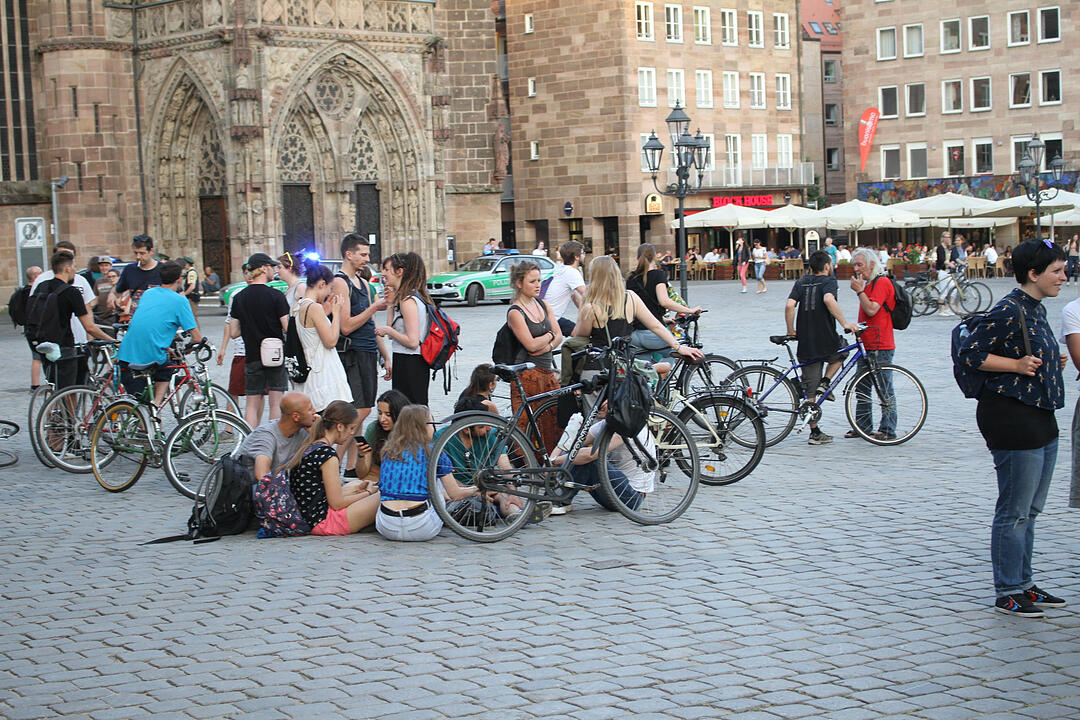 Spontandemo gegen Abschiebepraxis - 60 vorwiegende junge Menschen protestieren friedlich gegen Asylpolitik