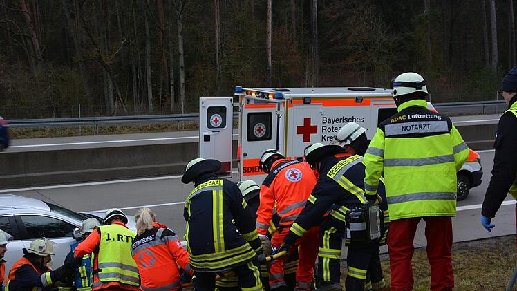 Bei dem schweren Unfall auf der A71 bei Strahlungen wurde ein Mensch schwer verletzt. Fotos: Hanns Friedrich
