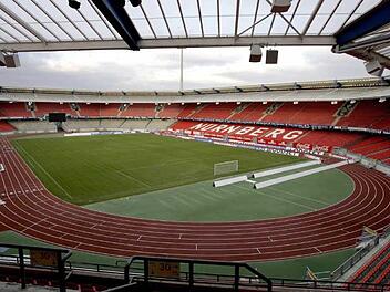 Die Fans des FCN sind unglücklich wegen des Taubendrecks im Frankenstadion. Foto: Archiv / Daniel Karmann, dpa