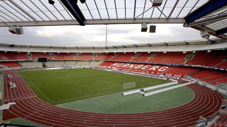 Die Fans des FCN sind unglücklich wegen des Taubendrecks im Frankenstadion. Foto: Archiv / Daniel Karmann, dpa