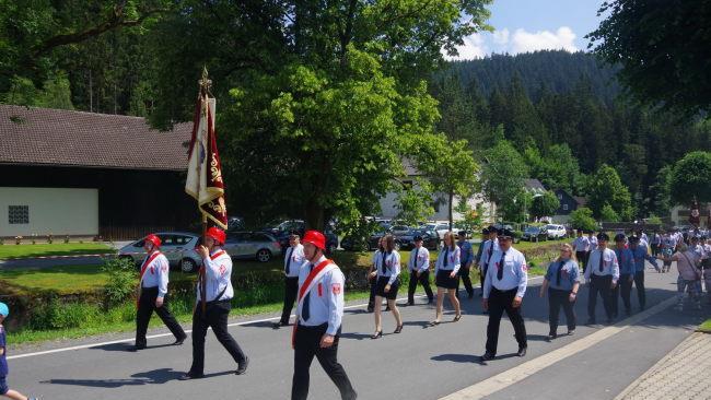 Der gro&szlig;e Festumzug bildete den H&ouml;hepunkt des 125-j&auml;hrigen Jubil&auml;ums der FFW Gifting. Foto: Heike Sch&uuml;lein