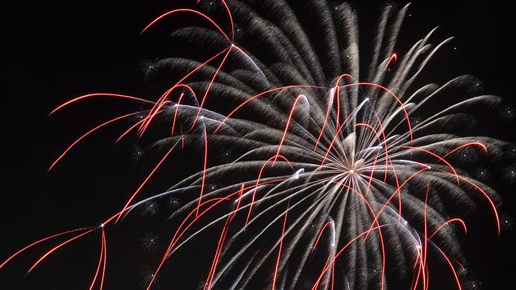 Mit einem grandiosen Feuerwerk endete die diesjährige Kurgartenbeleuchtung in Bad Bocklet.   Foto: Peter Rauch