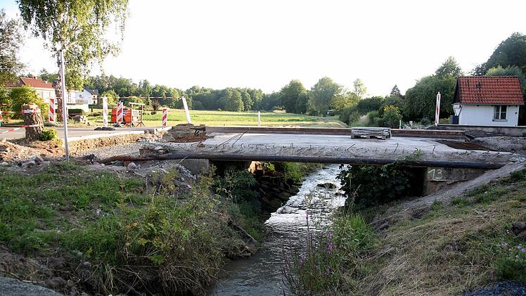 Über die Altenhofer Brücke darf und wird kein Verkehr mehr rollen. Das erfuhren die Weitramsdorfer Gemeinderäte in der Sitzung am Montagabend. Selbst nach ihrer Ertüchtigung dürfte sie nur noch ein Motorrad überqueren, weil die Grundbuchsicherheit nicht mehr gegeben ist. An einem Neubau führt kein Weg vorbei. Foto: Bettina Knauth