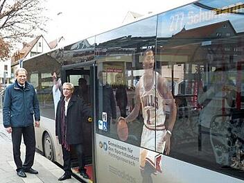 Der Herzo-Bus - ein Erfolgsprodukt. Bürgermeister German Hacker warb schon 2011 bei einem Besuch seines Wolfsberger Kollegen Hans-Peter Schlagholz für die Vorzüge des städtischen Busangebots. Jetzt soll das System ab 2021 neu geordnet werden. Foto: Bernhard Panzer (Archiv)