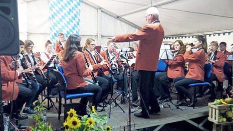 Wolfram Heinlein dirigiert das große Orchester.