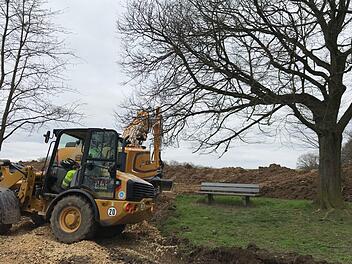 Die Arbeiten am Rothofplateau haben diese Woche begonnen - ein 38 Tonnen schwerer Bagger gräbt eine Traverse über das Rothofplateau.