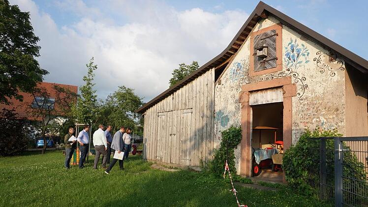 Das Garten- und Spielhäuschen des Kindergartens Weißenbach soll wie der  Anbau mit einer Holzschalung versehen werden. Foto: Marion Eckert