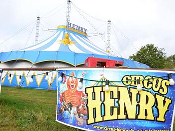 Da könnte dem Clown das Lachen vergehen. Der Circus Henry würde gern weiterziehen. Doch es hagelt Absagen. Foto: Rainer Lutz