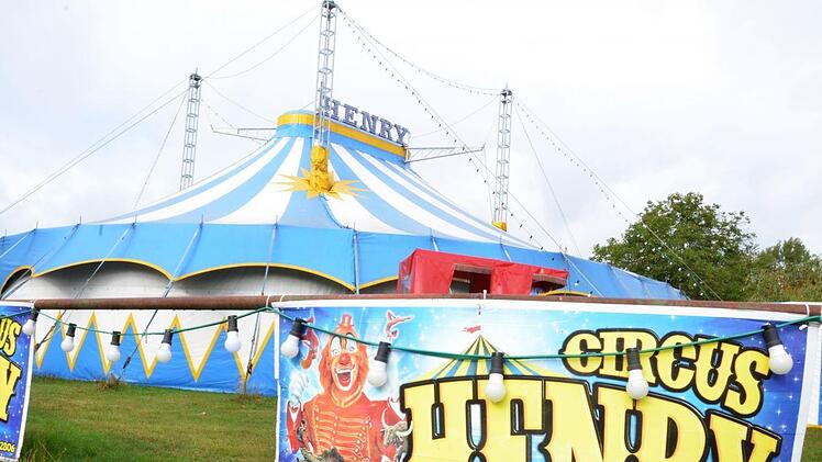 Da könnte dem Clown das Lachen vergehen. Der Circus Henry würde gern weiterziehen. Doch es hagelt Absagen. Foto: Rainer Lutz