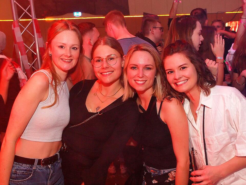 Viele verkleidete Besucher*innen feierten in Oberthulba