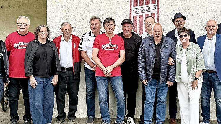 Vorsitzender Christian R&ouml;thlein (Mitte) mit den Geehrten des SC und den Gratulanten Martin Tully (links), Susanne Markowski (Zweite von links), Gottfried Bindrim (Zweiter von rechts) und B&uuml;rgermeister Udo Busch (rechts).