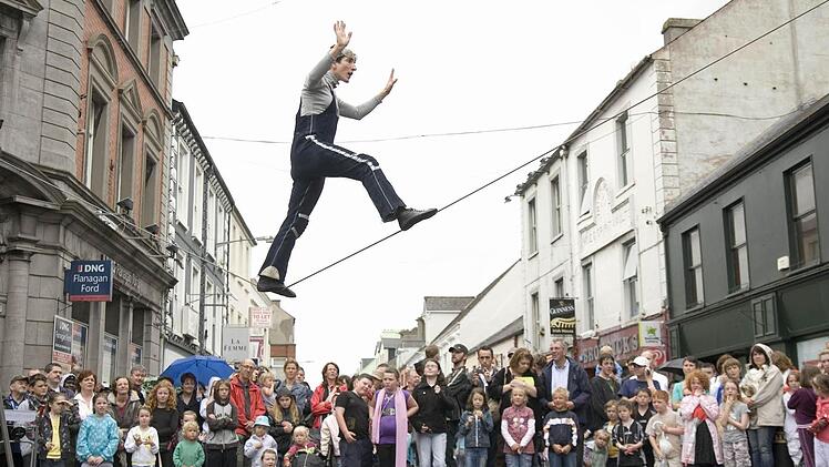 Thamar Hampe vom  "Rope Theater" wird   Anfang September &uuml;ber der Forchheimer Altstadt balancieren. Foto: p