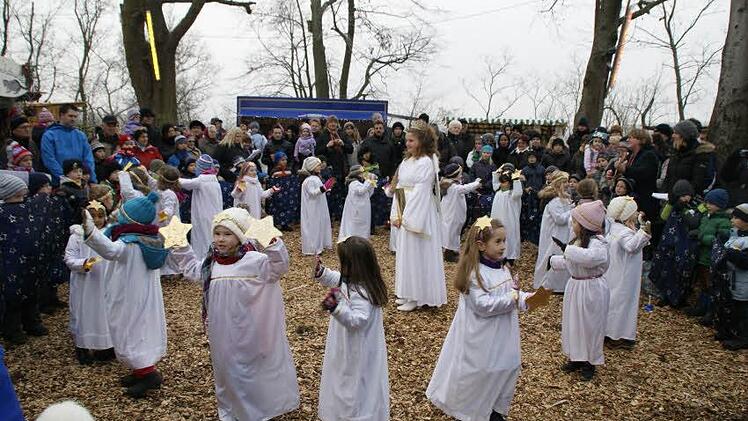 Wirklich herzerfrischend waren die kleinen Sternenkinder und das Christkind zur Eröffnung der Eltmanner Burgweihnacht am Samstag.