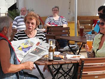 Zu Weißwürsten, Brezeln und Bier die Saale Zeitung - was will man mehr. Foto: Martina Straub