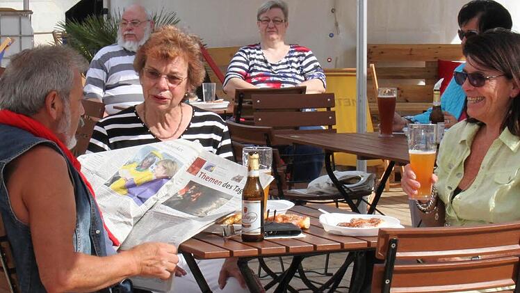 Zu Weißwürsten, Brezeln und Bier die Saale Zeitung - was will man mehr. Foto: Martina Straub