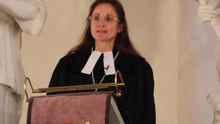 Die neue Dekanin und Pfarrerin Martina Beck bei ihrer ersten Predigt im Amt. Foto: Katharina Müller-Sanke