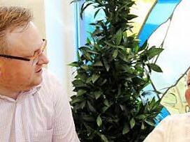 Katharina Vogel freute sich besonders über die Glückwünsche von Pfarrer Thomas Ringer. Foto: Johanna Blum