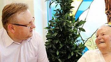 Katharina Vogel freute sich besonders über die Glückwünsche von Pfarrer Thomas Ringer. Foto: Johanna Blum