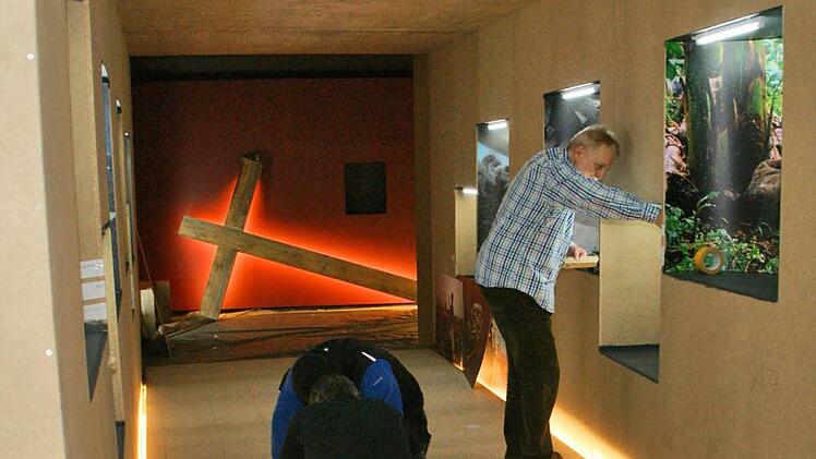 Am Dienstag, 27. Oktober, wird die Bibel-Erlebnisausstellung "Auf der Spur von Jesus" in Haßfurt, Obere Vorstadt 4, eröffnet. Derzeit laufen die letzten Arbeiten für dieses interaktive und multimediale Konzept. Foto: Sabine Weinbeer