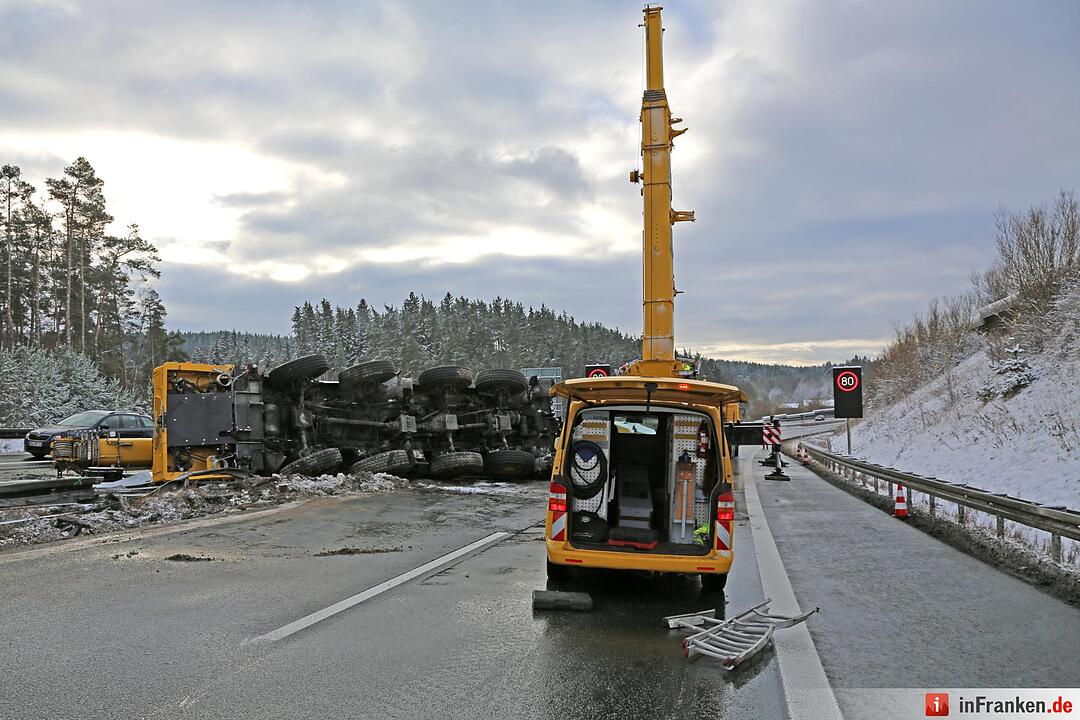 Tonnenschwerer Autokran stürzt auf schneeglatter A93 um
