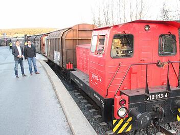 Geschäftsführer Andreas Roseneck und Leiter Spedition Markus Scholz (von links) von Wiegand-Logistik am Beladegleis. Die Waggons werden mit Hilfe der Diesellok rangiert.  Foto: Friedwald Schedel