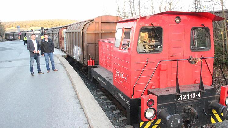 Geschäftsführer Andreas Roseneck und Leiter Spedition Markus Scholz (von links) von Wiegand-Logistik am Beladegleis. Die Waggons werden mit Hilfe der Diesellok rangiert.  Foto: Friedwald Schedel