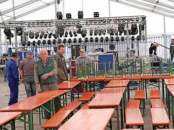 Letzte Arbeiten im Festzelt vor dem großen Jubiläumsfest der Neuseser Feuerwehr Fotos: Mathias Erlwein