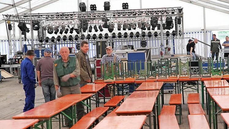Letzte Arbeiten im Festzelt vor dem großen Jubiläumsfest der Neuseser Feuerwehr Fotos: Mathias Erlwein