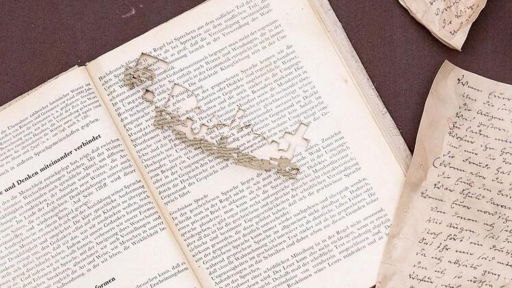 Mit ihrer originell umgesetzten Vorstellung vom Schreibtisch Friedrich Rückerts belegte Isabell Schuler (10a) den ersten Platz.  Foto: Rudolf Hein