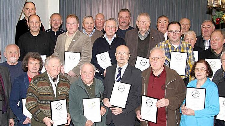 Der Bezirksfischereiverein Kulmbach legte bei der Jahreshauptversammlung einen wahren Ehrungsreigen hin: Vorsitzender Frank Podhorn zeichnete 17 Mitglieder für 50 Jahre Treue, zwölf für 40 Jahre Verbundenheit zum Verein und 14 Mitglieder für 25-jährige Treue aus. Foto: Sonja Adam