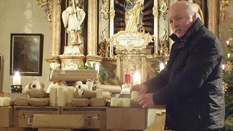 Mesner Georg Wluka mit den Kerzen, die an Lichtmess in Herzogenaurach geweiht werden Foto: Manfred Welker
