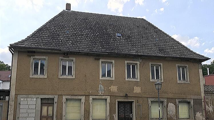 Das Anwesen Marktplatz 2, direkt neben dem Kasendorfer Rathaus, ist ein Schandfleck.  Foto: Sonny Adam