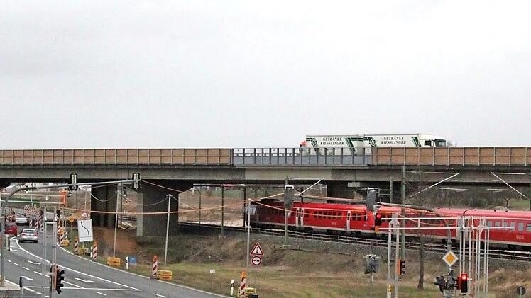 Für den etappenweisen Abriss der Autobahnbrücke bei Kemmern ab Ende März ist die Baustelle schon eingerichtet.