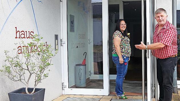 Am Festwochenende wird auch Hans L&ouml;ffler offiziell in die Ruhephase der Altersteilzeit verabschiedet. Das Bild zeigt ihn mit seiner Nachfolgerin, der neuen Knock-Leiterin Kathrin Ritter.   