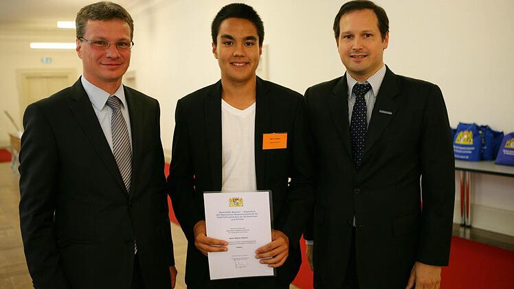 In München verlieh Kultusstaatssekretär Bernd Sibler (links) Martin Helmer (Mitte) die Urkunde zum Botschafter Bayerns. Martin wird das nächste Schuljahr in Indien verbringen. Foto: Kultusministerium