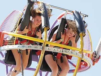 Jetzt beginnt der freie Fall. Gleich geht's kopfüber in die Tiefe. Foto: Josef Hofbauer