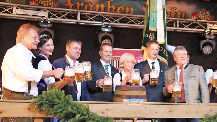 Ein Prosit nach dem Bieranstich. Das Bild zeigt (von links): Wolfgang Beiergrößlein, Tina-Christin Rüger, Gerhard Wunder, Charly Wittig, Elisabeth Bauer, Frank Jungkunz, Edgar Schönmüller, Claudia Merkel und Markus Eber.   Fotos: Friedwald Schedel