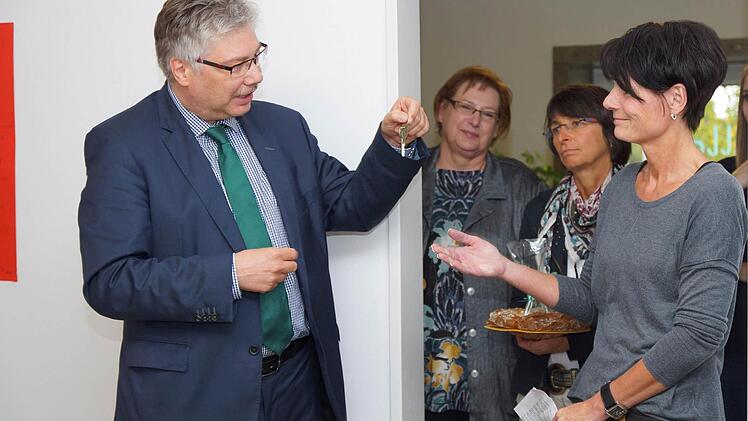 Bürgermeister Gerst übergibt den Schlüssel an KiTa-Leiterin Ginalski.