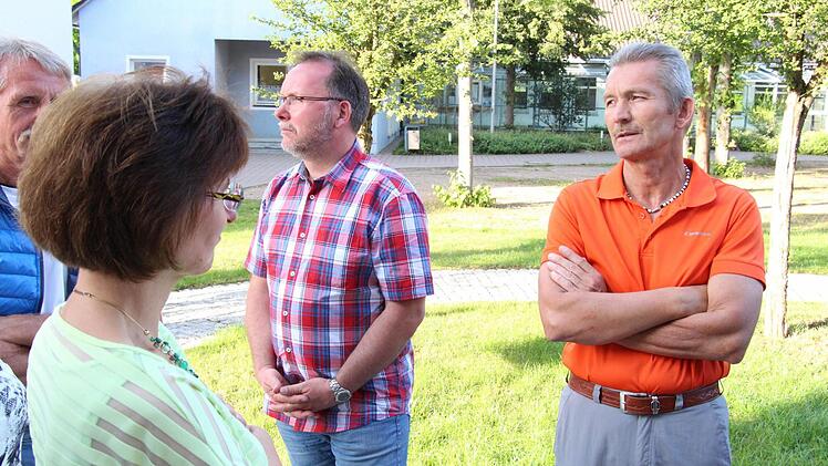 Verkündung des Ergebnisses des Bürgerentscheids zum Adelsdorfer Schulsportplatzes Foto: Christian Bauriedel